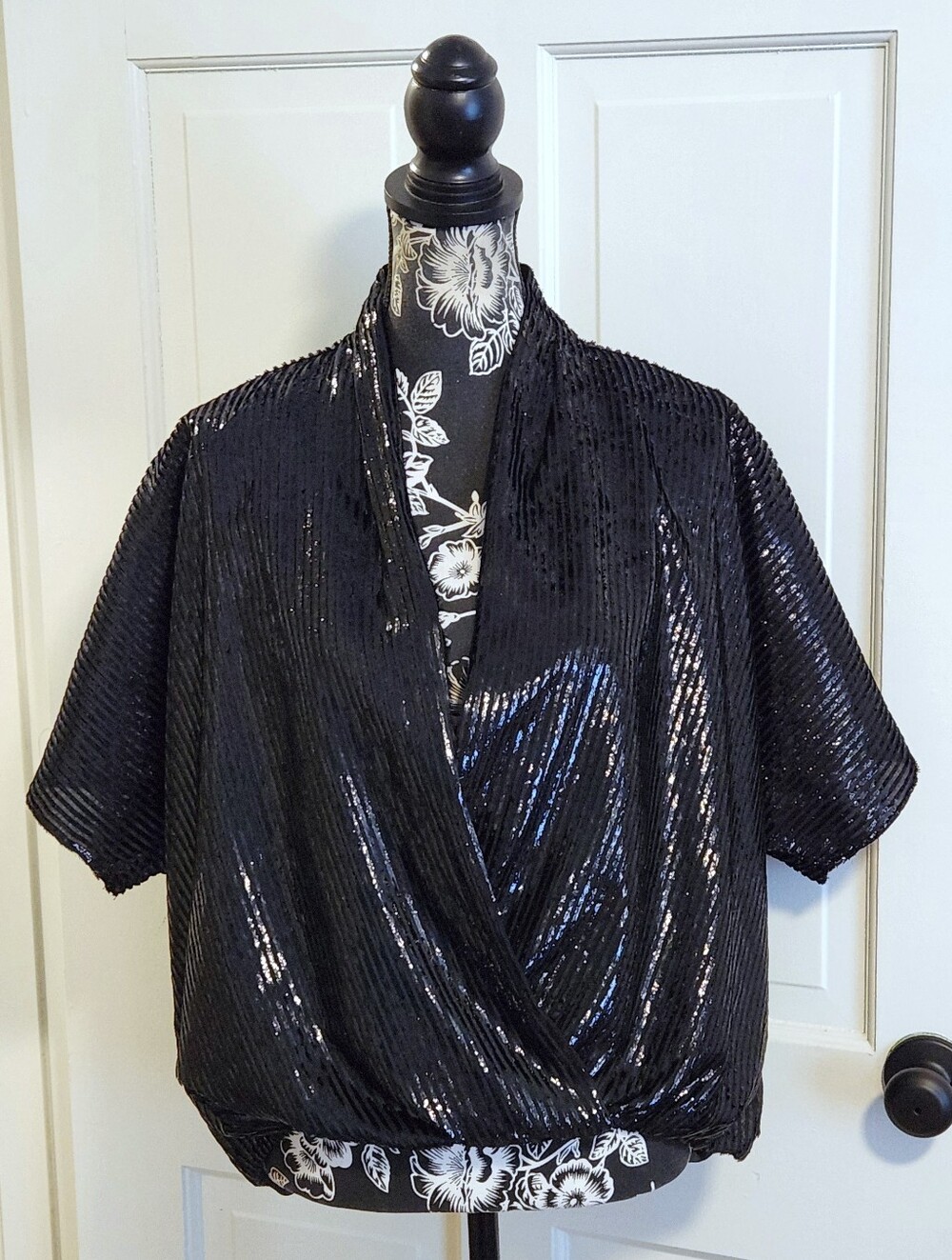 ✨️ VTG Trina Turk✨️ - Black Metallic Concourse Top